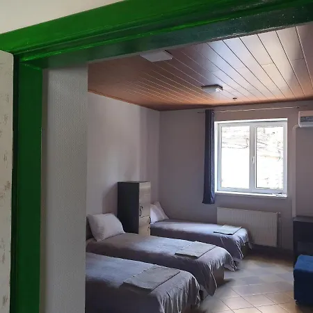 мандри Hostel *