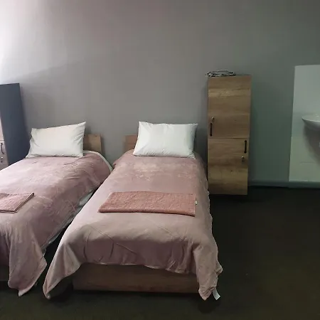 мандри Hostel *