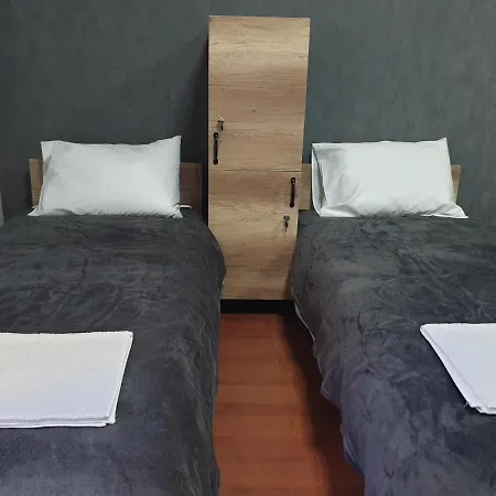 мандри Hostel *