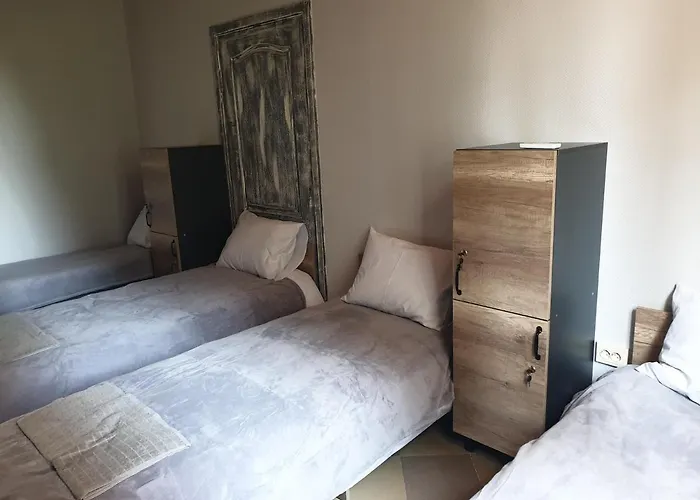 мандри Hostel