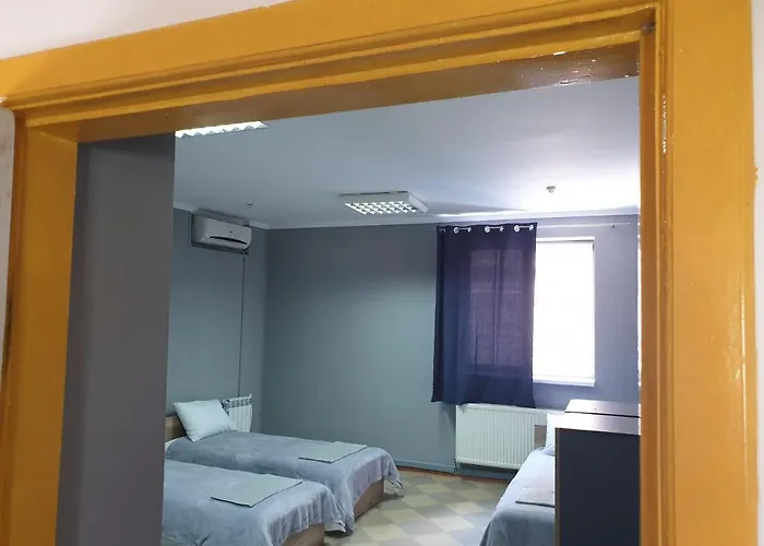 мандри Hostel *