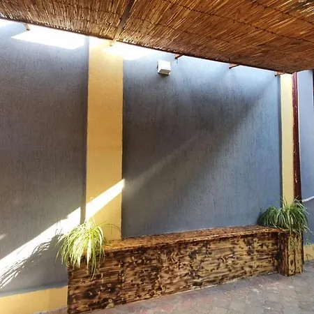 мандри Hostel *