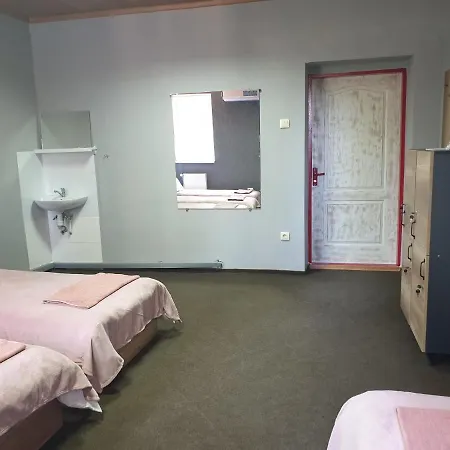 мандри Hostel *