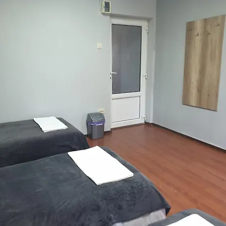 мандри Hostel *