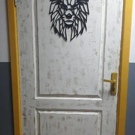 мандри Hostel *