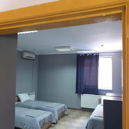 мандри Hostel *